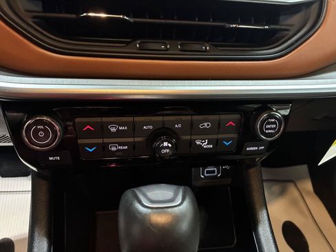 Used 2025 Jeep Compass Limited AWD/4WD image 19