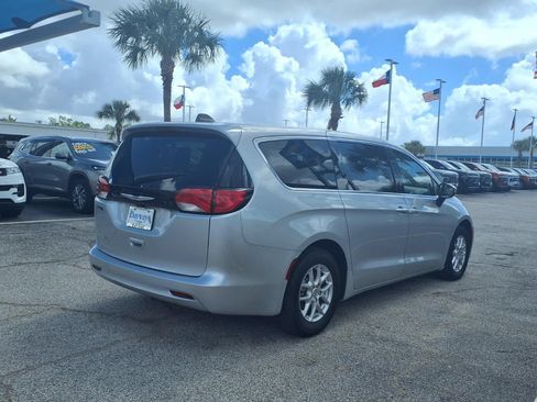 Used 2023 Chrysler Voyager LX FWD image 2