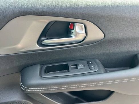 Used 2025 Chrysler Pacifica Select w/ Uconnect Theater Family Group AWD/4WD image 38