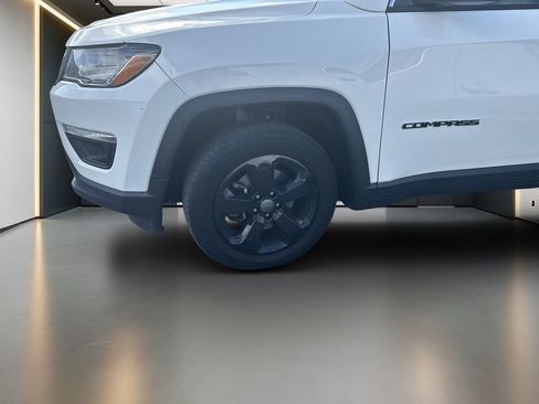 Used 2018 Jeep Compass Latitude w/ Cold Weather Group AWD/4WD image 2