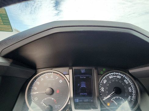 Used 2017 Toyota Tacoma TRD Off-Road image 12