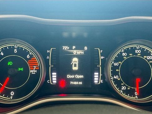 Used 2018 Jeep Cherokee Latitude Plus w/ Comfort/Convenience Group AWD/4WD image 13