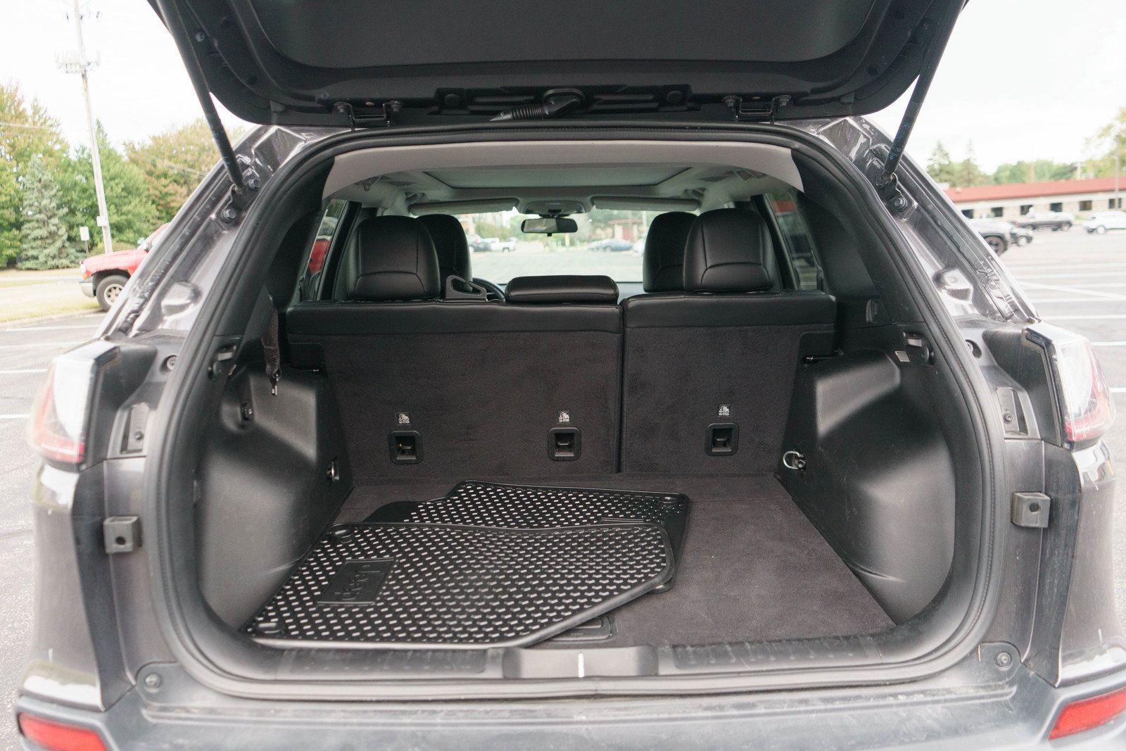 Used 2019 Jeep Cherokee Latitude Plus FWD image 9