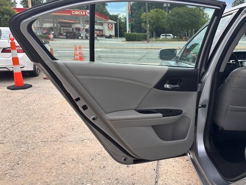 Used 2017 Honda Accord EX-L image 11
