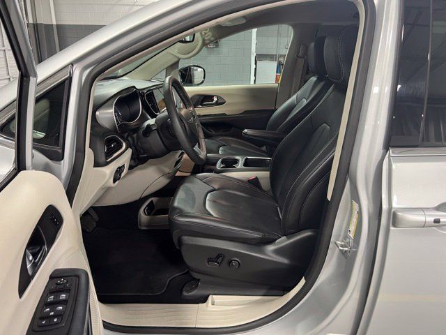 Used 2024 Chrysler Pacifica Touring-L FWD image 23