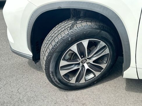 Used 2021 Toyota Highlander XLE FWD image 24