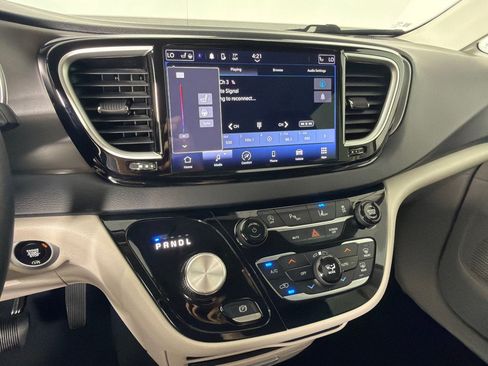 Used 2023 Chrysler Pacifica Touring-L FWD image 15