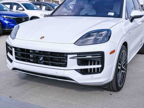 Used 2024 Porsche Cayenne E-Hybrid AWD/4WD image 11