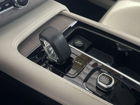 Used 2023 Volvo XC90 B6 Plus image 16