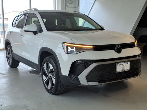 Used 2026 Volkswagen Taos SE AWD/4WD image 3