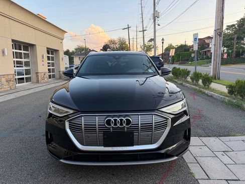 Used 2022 Audi e-tron Premium AWD/4WD image 2