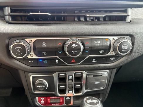 Used 2024 Jeep Wrangler Unlimited AWD/4WD image 19