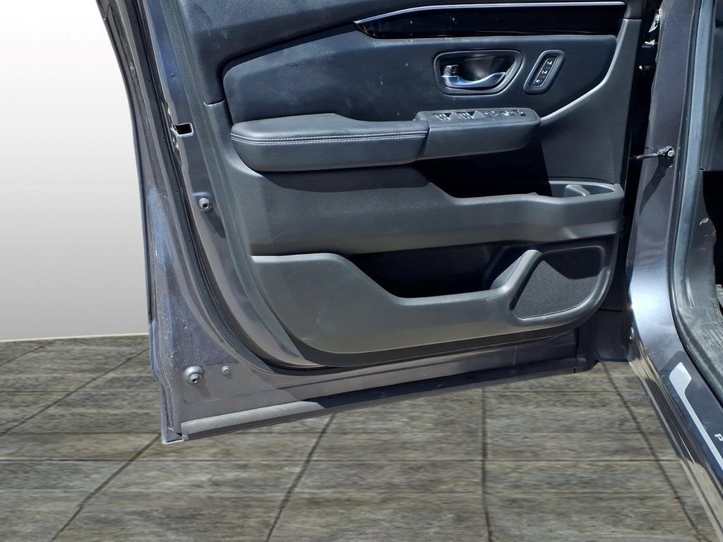 Used 2025 Honda Pilot EX-L image 11