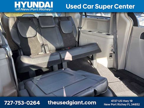 Used 2014 Chrysler Town & Country Touring-L image 10