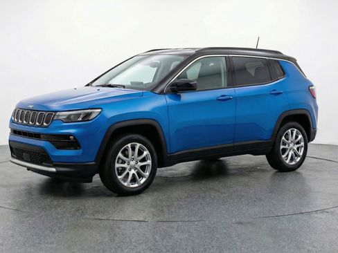 Used 2025 Jeep Compass Limited image 3