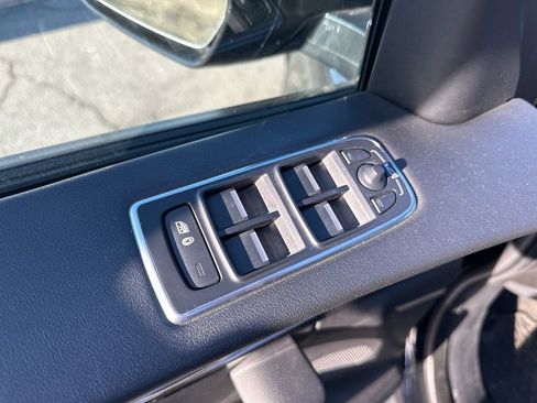 Used 2017 Jaguar F-PACE Premium image 17