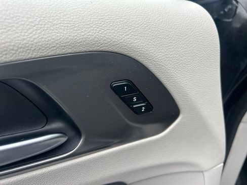 Used 2024 Chrysler Pacifica Limited FWD image 9