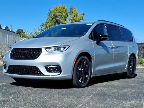 New 2026 Chrysler Pacifica Select image 2