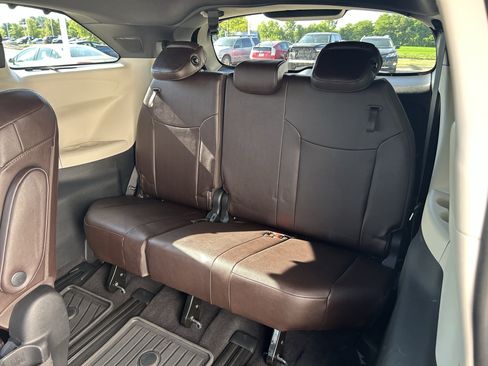 Used 2021 Toyota Sienna Platinum AWD/4WD image 24