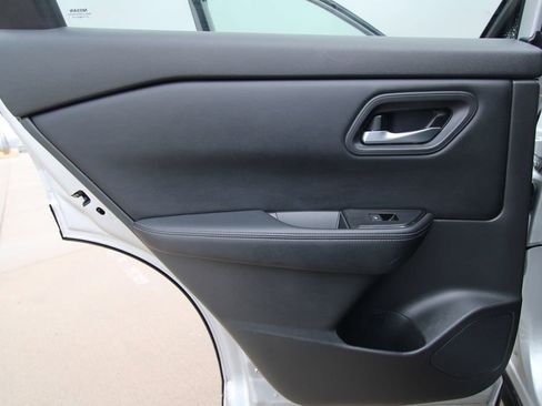 Used 2024 Nissan Rogue SV image 36