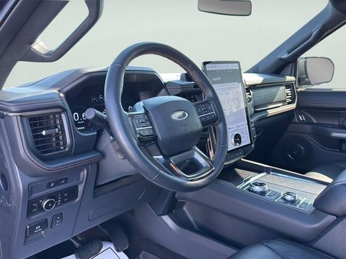 Used 2024 Ford Expedition Platinum image 25