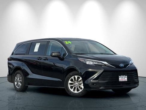 Used 2024 Toyota Sienna LE image 2