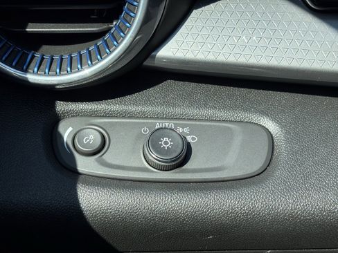 Used 2025 Chevrolet Trax LT FWD image 18