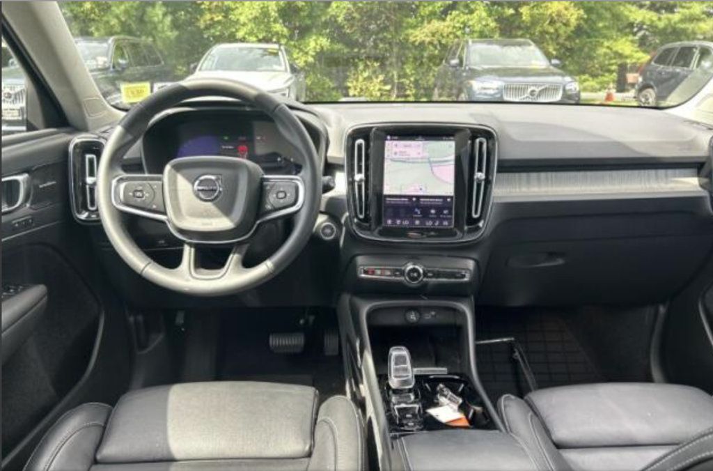 Used 2024 Volvo XC40 B5 Plus w/ Protection Package Premier AWD/4WD image 9
