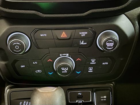 Used 2021 Jeep Renegade Latitude AWD/4WD image 16