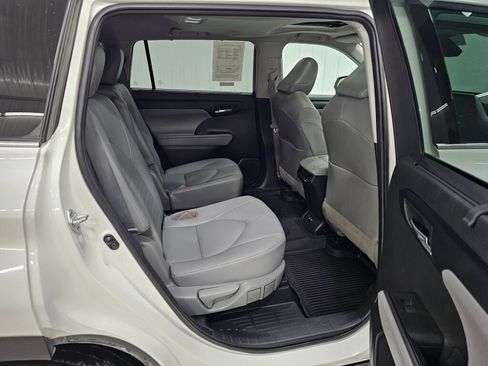 Used 2021 Toyota Highlander XLE image 20
