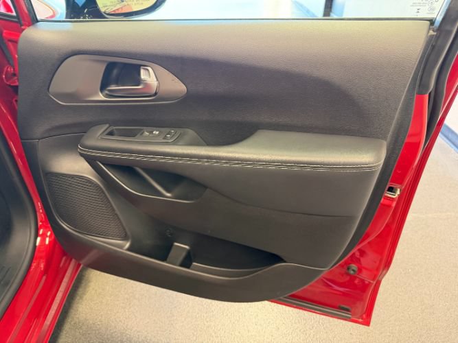 Used 2025 Chrysler Pacifica Select FWD image 34