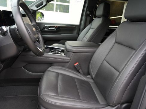 Used 2025 Chevrolet Suburban LT AWD/4WD image 15