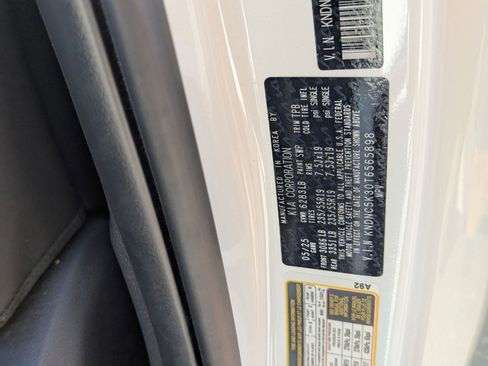 Used 2026 Kia Carnival EX image 36