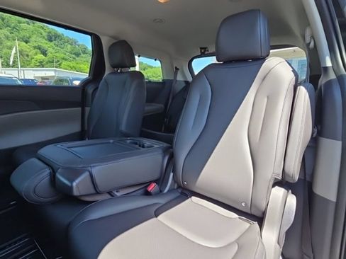 New 2026 Kia Carnival EX FWD image 22