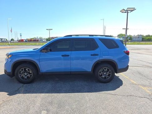 Used 2025 Honda Pilot TrailSport image 2