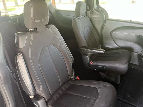 Used 2019 Chrysler Pacifica Touring Plus w/ Advanced Safetytec Group FWD image 13