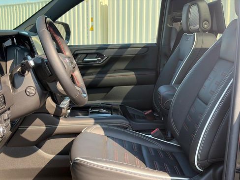 Used 2025 GMC Yukon AT4 Ultimate w/ LPO, Floor Liner Package AWD/4WD image 4