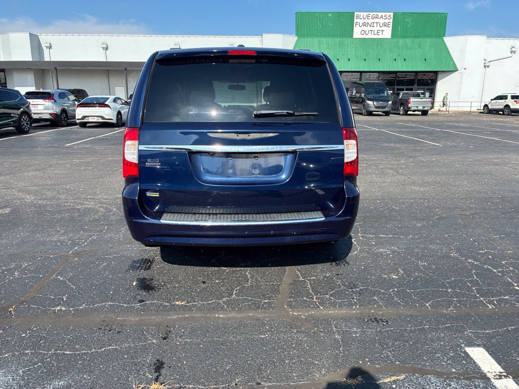 Used 2014 Chrysler Town & Country Touring FWD image 5