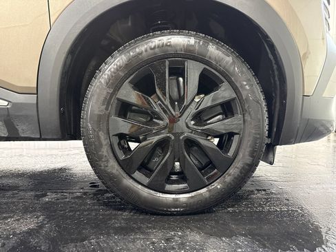 Used 2025 Nissan Kicks SV FWD image 9