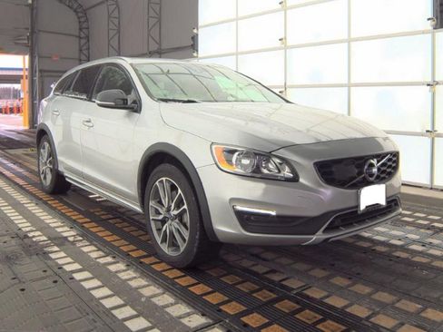 Used 2018 Volvo V60 T5 Cross Country w/ Convenience Package image 3