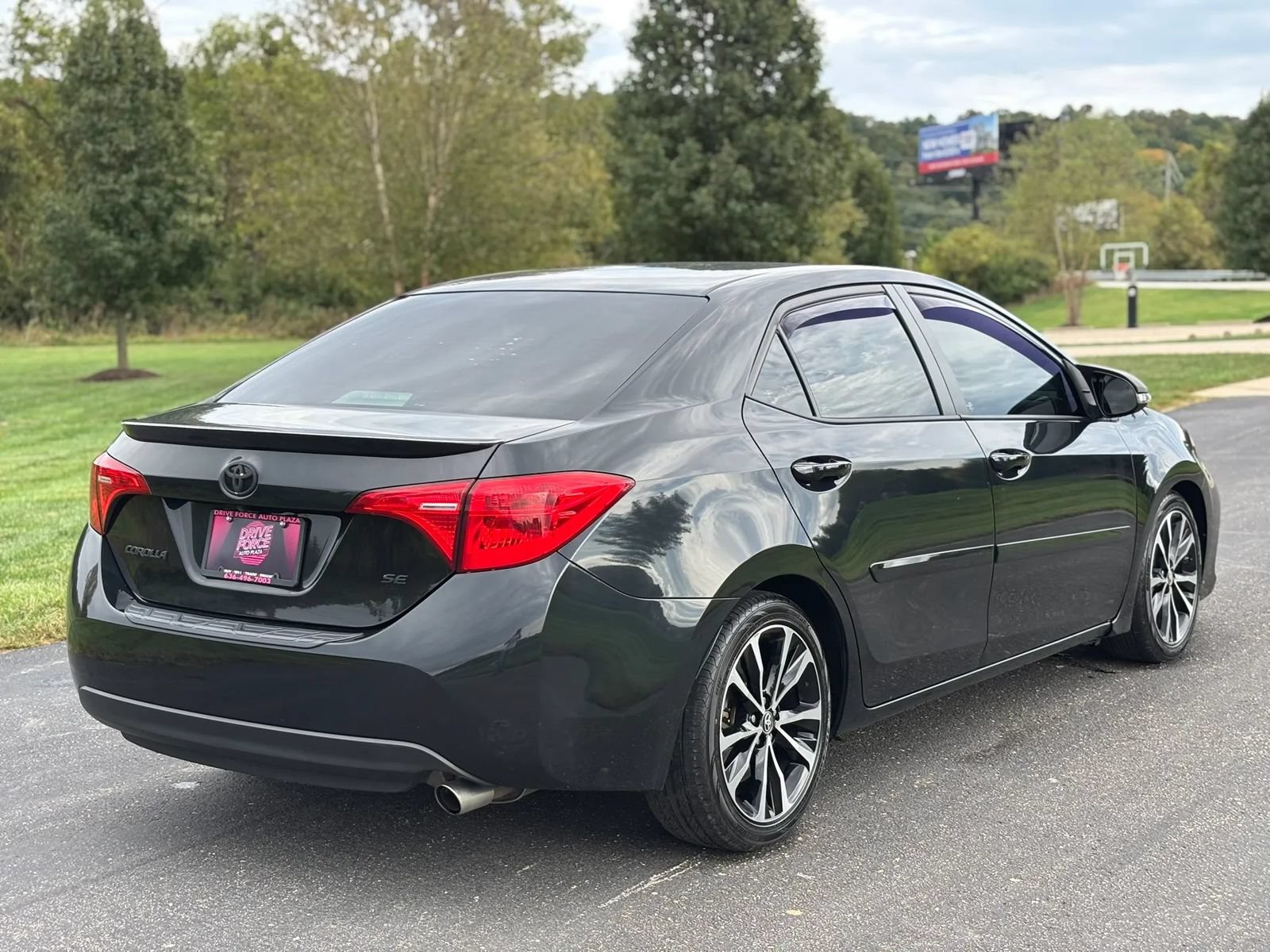Used 2017 Toyota Corolla SE w/ Carpet Mat Package (TMS) FWD image 5