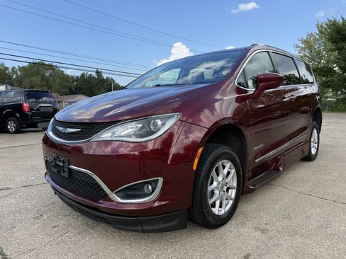 Used 2020 Chrysler Pacifica Touring-L FWD image 2