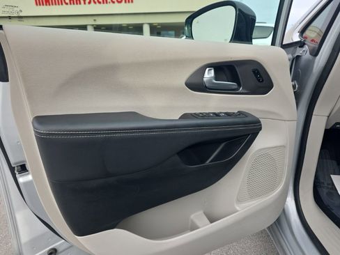 Used 2024 Chrysler Pacifica Touring-L image 14