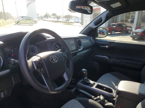 Used 2022 Toyota Tacoma TRD Sport image 18