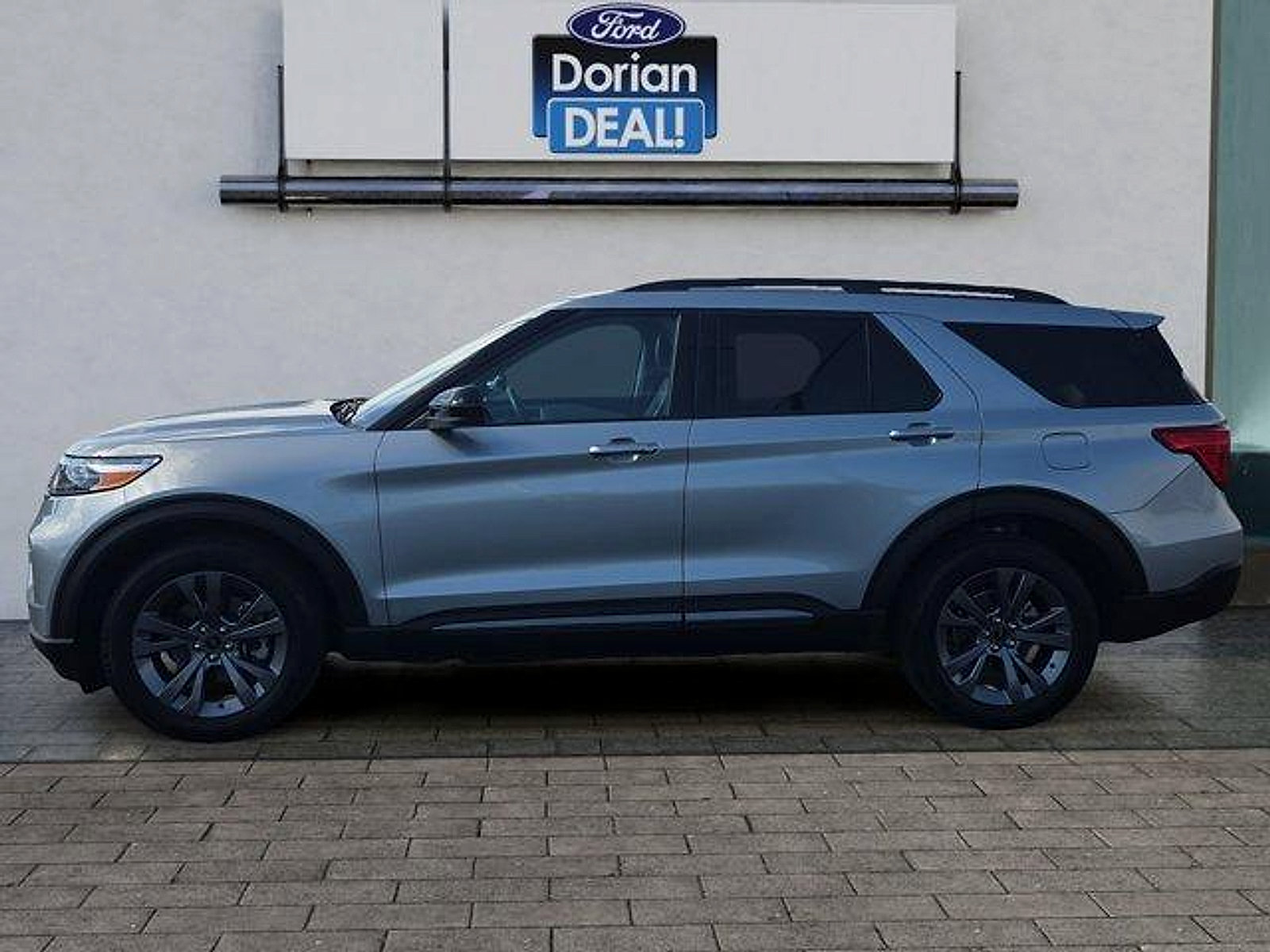 Certified 2023 Ford Explorer XLT w/ Equipment Group 202A AWD/4WD image 6