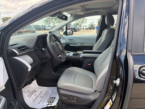 Used 2026 Toyota Sienna XLE FWD image 14