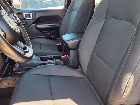 Used 2020 Jeep Wrangler Sport AWD/4WD image 3