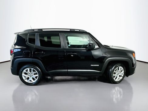 Used 2018 Jeep Renegade Latitude w/ UConnect 8.4 Nav Group FWD image 8