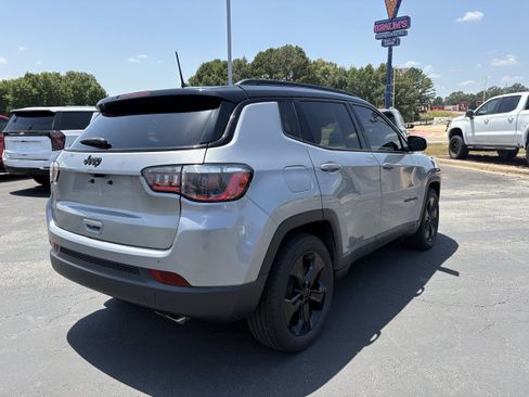 Used 2021 Jeep Compass Latitude FWD image 5