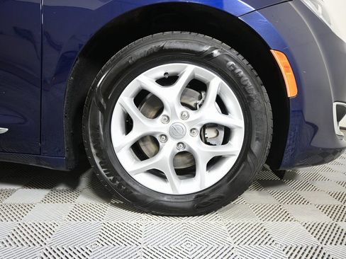 Used 2020 Chrysler Pacifica Limited image 11